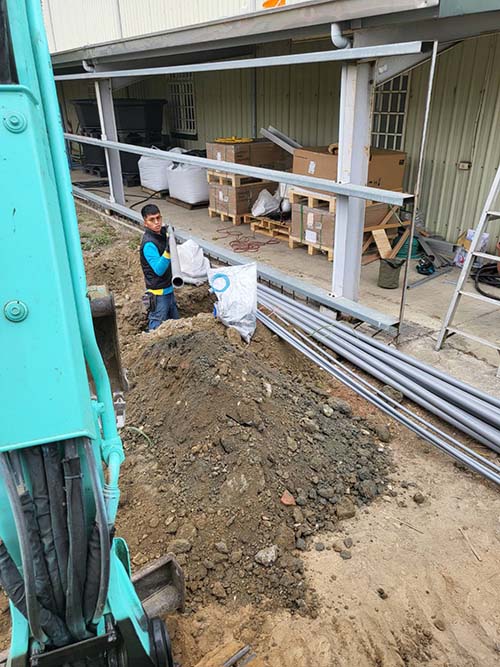 台南怪手挖土機-安定區挖太陽能管線